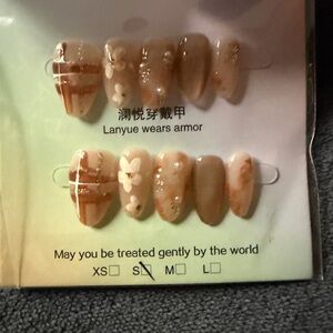 Beige Floral Press-On Nails with Gold Accents